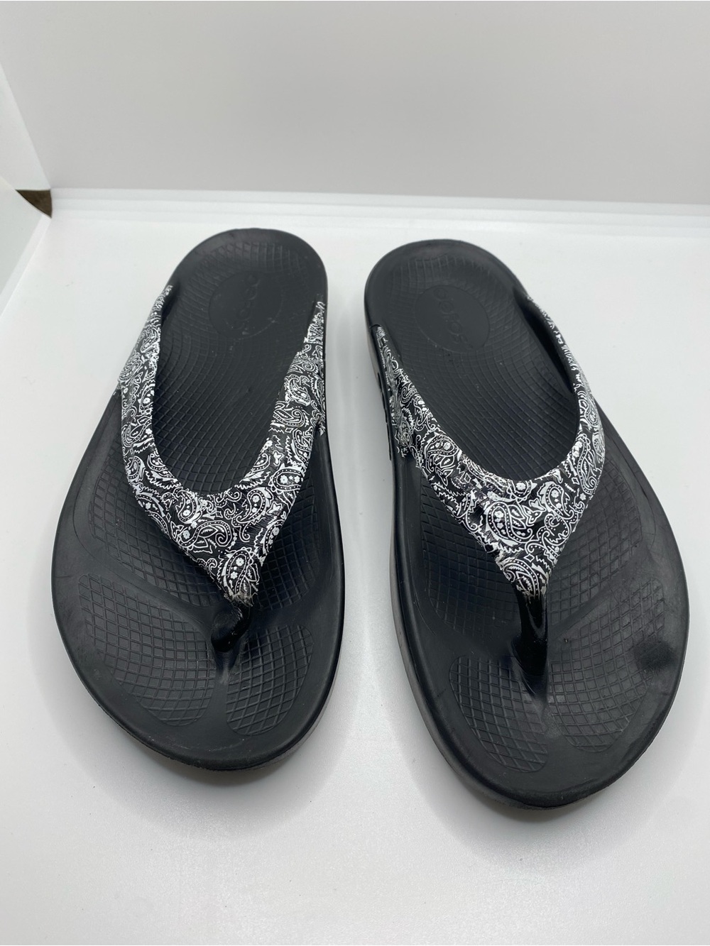 OOFOS OOlala Limited Edition Black White Paisley Sandals Women's 6 Bohemian Chic